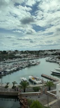 Mallorca Adası 'ndaki Cala D' Or körfezine demirlemiş bir sürü pahalı yat ve teknesi olan Marina..