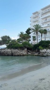 Cala Ferrera plajında akşamları insan olmaz. İspanya 'da Mallorca' da Cala D 'or tatil beldesi.