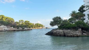 Akşam panoramik manzaralı Cala Ferrera plajı. İspanya 'da Mallorca' da Cala D 'or tatil beldesi.