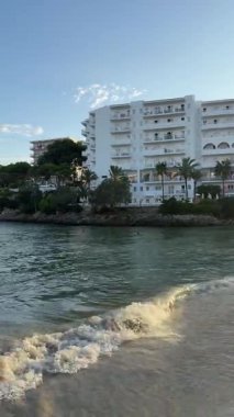 İspanya, Mallorca 'daki Cala D' Or köyündeki Cala Ferrera plajı. Eylül akşamı Balearic adalarında.