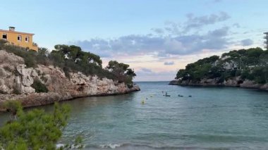 Sonbahar akşamı Cala Ferrrera Körfezi deniz manzarası. İspanya, Mallorca 'daki Cala D' Or tatil köyü..