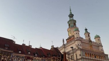 Poznan belediye binası mavi gökyüzü arkaplanıyla kapatıldı. Şehirdeki ana bina ve Old Market 'teki küçük tarihi evler 2026 Noel' inden önce aydınlatıldı ve dekore edildi..