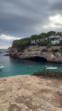 Turkuaz körfez birçok yat ve tekneyle çevrili uçurumlarla çevrili. Mallorca 'daki Cala Santanyi Körfezi.