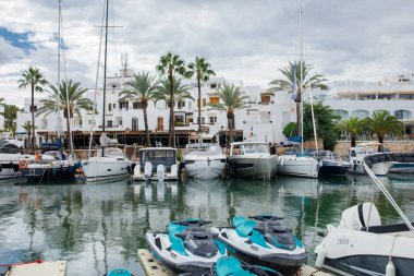 İspanya Mallorca 'daki Cala D' Or Limanı 'nda birçok yat ve tekne kanala demirlemiş durumda.