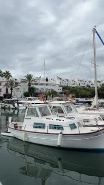 Mallorca 'daki Cala D' Or kasabasında bir sürü yat ve teknesi olan körfez. İspanya 'da tatil ve yat