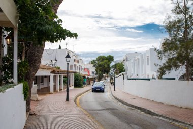 İspanya 'nın Mallorca adasındaki Cala D' Or şehrinin sokakları. İspanya 'nın popüler turistik tatil köyü.