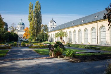 Varşova, Polonya 'daki Wilanow Park bölgesi. Sonbaharda Kraliyet Polonyası konut parkı, açık gökyüzünün altında insanlar olmadan müze.