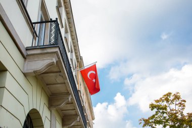 Balkonda Türk bayrağı var. Türkiye 'nin siyasi sembolü eski binaya, sokaktan manzaraya sabitlenmiş.