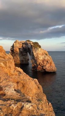Es Pontas 'ın Mallorca, İspanya' ya bakış açısı. Gün batımında Balearic adalarında ünlü doğal nokta.