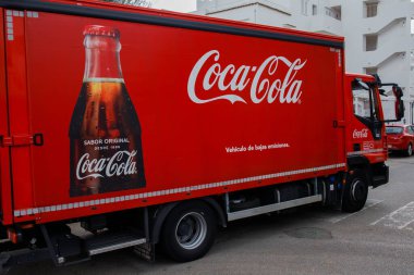 Cala D 'Or' daki büyük Coca Cola kamyonu. İspanya 'daki Mallorca adasında Coca Cola markalı kırmızı araba..