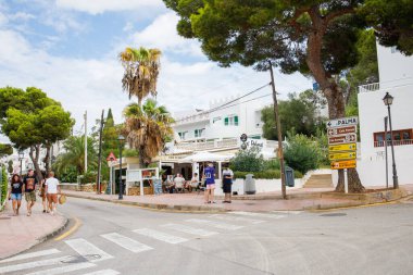 İspanya 'nın Mallorca adasındaki Cala D' Or şehir merkezi. İspanya 'nın popüler turistik tatil köyü.