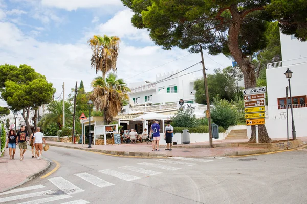 İspanya 'nın Mallorca adasındaki Cala D' Or şehir merkezi. İspanya 'nın popüler turistik tatil köyü.