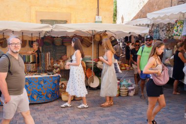 Mallorca, İspanya 'daki Santanyi sokak pazarı gibi. Yaz tatili boyunca alışveriş yapan turistler.
