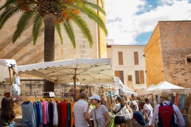 Mallorca, İspanya 'daki Santanyi sokak pazarı gibi. Yaz tatili boyunca alışveriş yapan turistler.