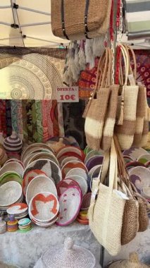 Santanyi 'deki normal sokak pazarında Mallorca adasından farklı hediyelik eşya satan bir market.