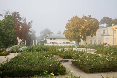 Polonya 'nın Varşova kentindeki Wilanow Kraliyet Sarayı yakınlarındaki bahçe.