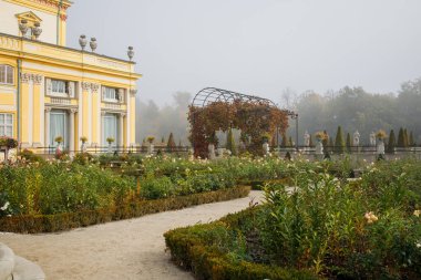 Polonya 'nın Varşova kentindeki Wilanow Kraliyet Sarayı' nın toprakları. Sonbahar sabahı sisle kaplandı.