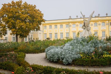Polonya, Varşova 'daki Wilanow Kraliyet Sarayı yakınlarındaki güzel bahçe.