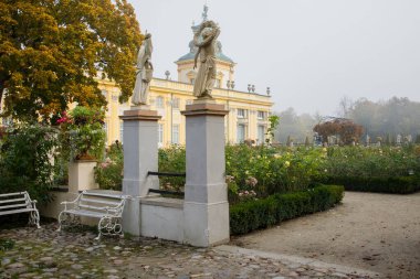 Polonya, Varşova 'daki Wilanow Kraliyet Sarayı' nın yakınlarındaki sisli sonbahar bahçesi