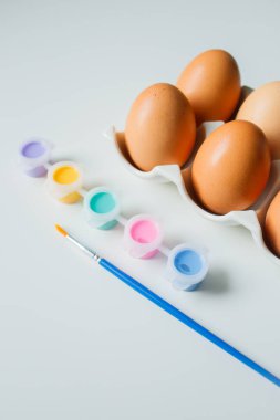 Beyaz arka planda dekore edilmeden önce kaynatılmış Paskalya yumurtaları. Paskalya yemeği ve Hıristiyan Paskalya gelenekleri.