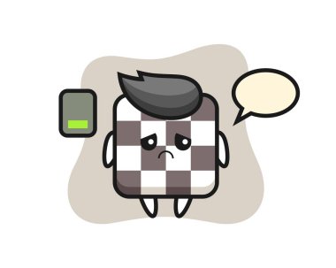 Satranç tahtası maskotu yorgun bir jest yapıyor. Tişört, çıkartma, logo elementi için şirin bir tasarım.