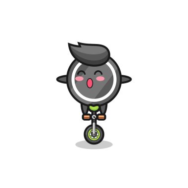 Şirin hokey diski karakteri sirk bisikleti sürüyor. Tişört, çıkartma, logo elementi için şirin bir tasarım.