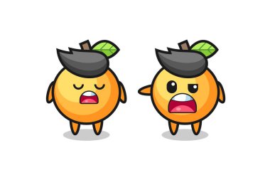 İki tatlı turuncu meyve karakteri, tişört, çıkartma ve logo elementi için şirin bir tasarım arasındaki tartışmanın gösterimi