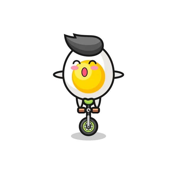 かわいいゆで卵のキャラクターがサーカスバイクに乗っています Tシャツのためのかわいいスタイルのデザイン ステッカー ロゴ要素 — ストックベクタ