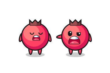 İki tatlı yabanmersini karakteri, tişört, çıkartma ve logo elementi için şirin bir tasarım arasındaki tartışmanın gösterimi