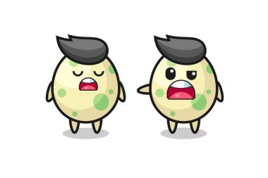 İki tatlı benekli yumurta karakteri, tişört, çıkartma ve logo elementi için şirin bir tasarım arasındaki tartışmanın gösterimi