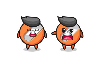 İki sevimli kalem açacağı karakteri, tişört, çıkartma ve logo elementi için şirin bir tasarım arasındaki tartışmanın gösterimi