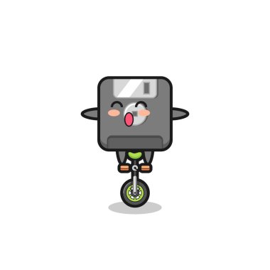 Şirin disket karakteri sirk bisikleti sürüyor. Tişört, çıkartma, logo elementi için şirin bir tasarım.