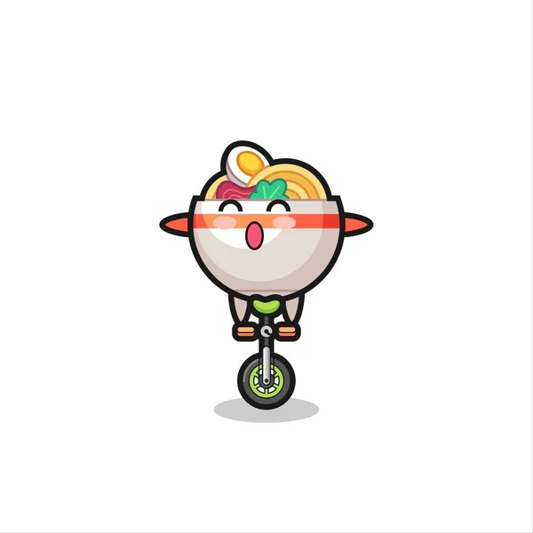 可爱的面条碗角色是骑马戏团自行车 可爱的T恤风格设计 标志元素 — 图库矢量图片