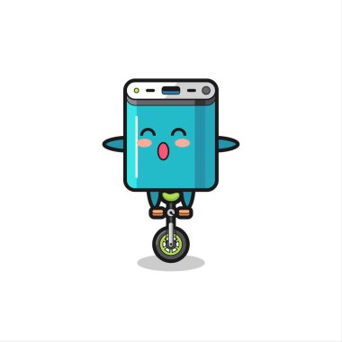 Şirin güç bankası karakteri sirk bisikleti sürüyor. Tişört, çıkartma, logo elementi için şirin bir tasarım.