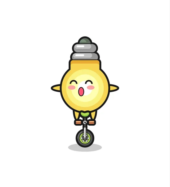 可爱的灯泡角色是骑马戏团自行车 可爱的T恤样式设计 标志元素 — 图库矢量图片