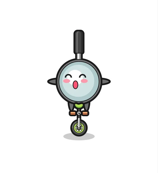 Şirin Büyüteç Karakter Sirk Bisikleti Sürüyor Tişört Çıkartma Logo Için — Stok Vektör