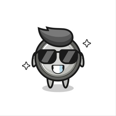 Tişört, çıkartma, logo elementi için şirin bir tasarım ve havalı jestli düğme hücresinin çizgi film maskotu.