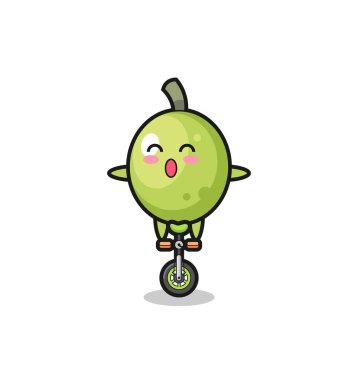 Şirin zeytin karakteri sirk bisikleti sürüyor. Tişört, çıkartma ve logo için şirin bir tasarım.