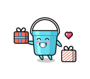 Plastik kova maskot karikatürü hediyeyi veriyor. Tişört, çıkartma, logo elementi için şirin bir tasarım.