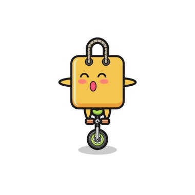 Şirin alışveriş çantası karakteri sirk bisikleti sürüyor. Tişört, çıkartma ve logo için şirin bir tasarım.