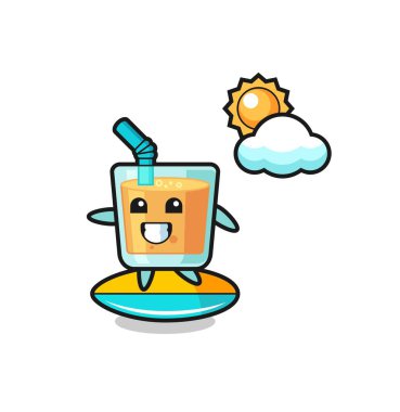 Portakal suyu karikatürü sahilde sörf yapar. Tişört, çıkartma, logo elementi için şirin bir tasarım.