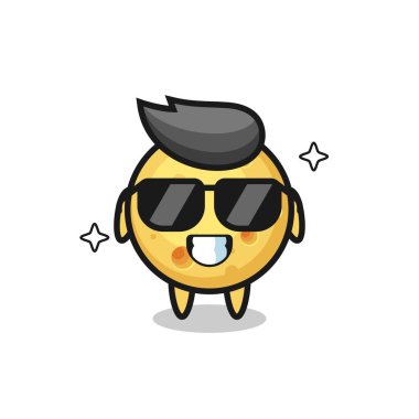 Havalı jestli yuvarlak peynirin çizgi film maskotu, tişört, çıkartma, logo elementi için şirin bir tasarım.