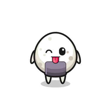 Tatlı ifadeli sevimli onigiri karakteri dilini dışarı çıkarırken, tişört, çıkartma, logo elementi için şirin bir tasarım.
