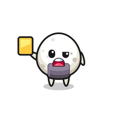 Futbol hakemi olarak çizgi film onigiri karakteri sarı kart veriyor, tişört, çıkartma, logo elementi için şirin bir tasarım.