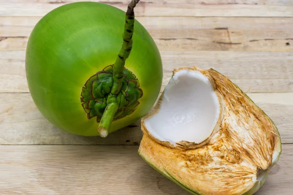 ahşap arka plan üzerinde taze hindistan cevizi