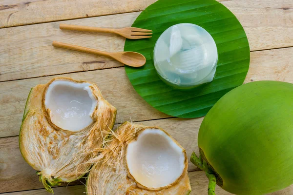 Gelée de noix de coco et cuillère en bois sur fond en bois — Photo