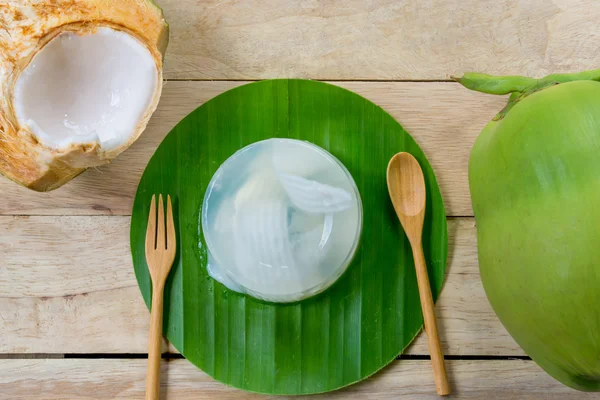 Gelée de noix de coco et cuillère en bois sur fond en bois — Photo