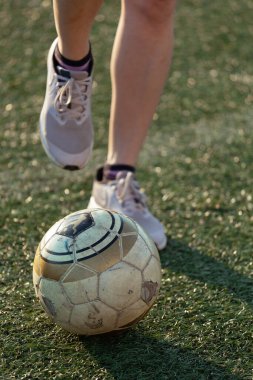 Futbol topunu geçen bir kızın ayakları