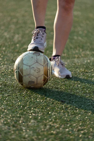 Futbol topunu geçen bir kızın ayakları