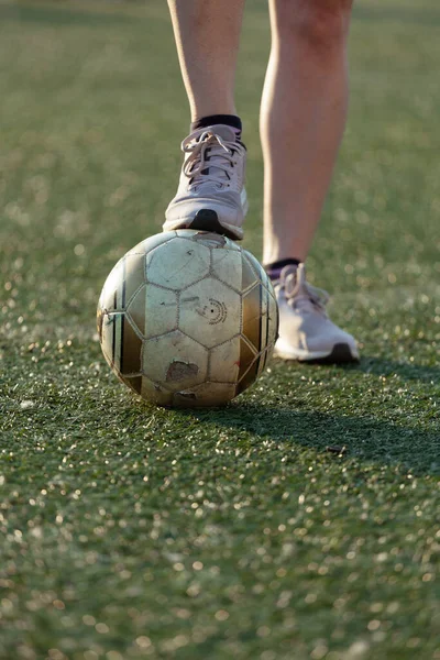 一个女孩的脚经过一个足球 — 图库照片
